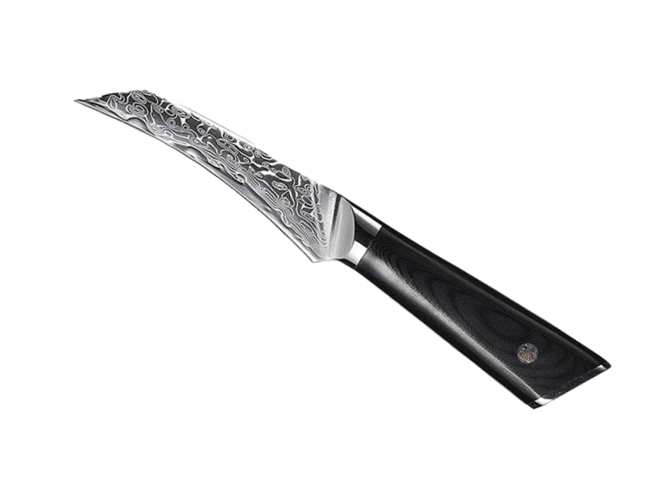 Ein elegantes Messer mit einer kunstvoll gemusterten Klinge und einem schwarzen Griff liegt auf weissem Hintergrund.