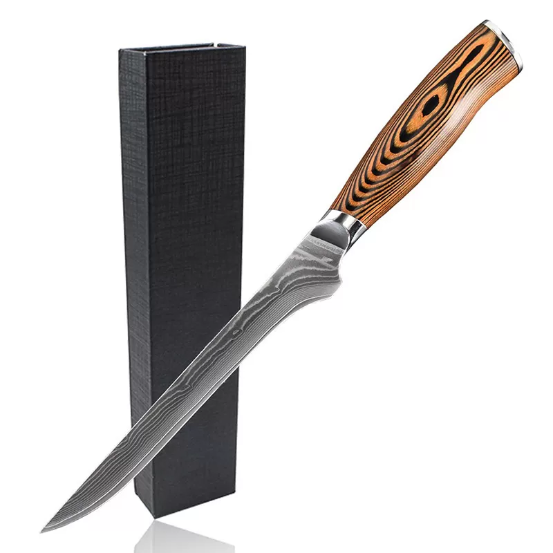 Ein elegantes Ausbeinmesser mit einem ergonomischen Holzgriff wird vor einer schwarzen Verpackung präsentiert. Die feinen Muster auf der Klinge und das hochwertige Design des Griffes unterstreichen die Exklusivität des Messers.