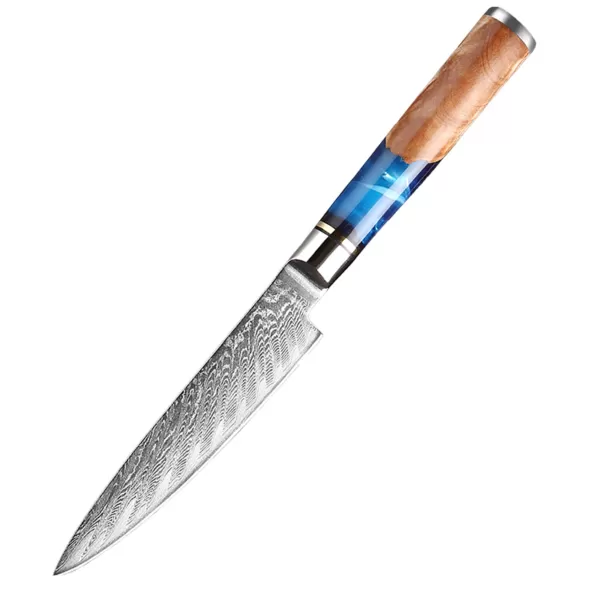 Nahaufnahme eines Messergriffs, der aus einer Kombination von Holz und blauem Harz gefertigt ist. Der Griff zeigt eine polierte, glatte Oberfläche mit einer eleganten, modernen Ästhetik, die sowohl natürliche als auch künstliche Materialien harmonisch miteinander verbindet.