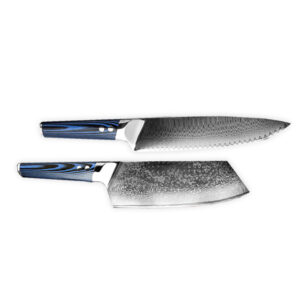 Zwei japanische Küchenmesser mit blauen Griffen und kunstvoll gemusterten Klingen liegen nebeneinander vor einem weissen Hintergrund. Das obere Messer hat eine schmale, gezackte Klinge, während das untere Messer eine breitere, flache Klinge aufweist. Beide Messer zeigen handwerkliche Präzision und hochwertige Materialien.